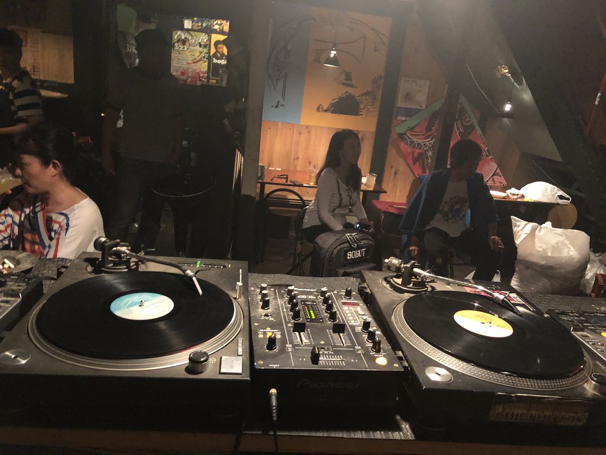 shifteryoshiki's tweet photo. まさか、初めてMOVEのDJブースに立つ日が今日だとはw
#BARMOVE
#この店良いレコードしかねえw https://t.co/5MaVsL3zK1