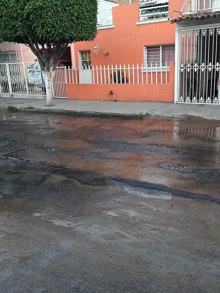 Aipineda's tweet photo. Fuga de agua potable, Manuel Amaya y Profesor Saúl Rodiles. Constitución Zapopan @Ramiro_Escoto @siapagdl https://t.co/RuaoFGn4zk
