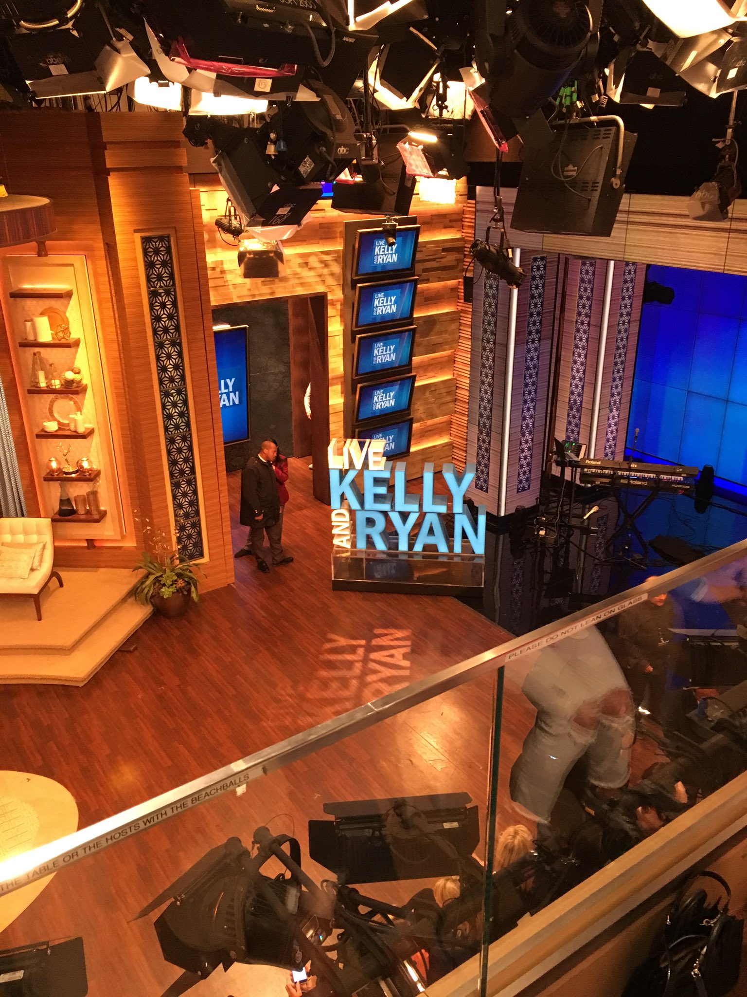 2018/04/30 - David on Live with Kelly and Ryan DcCDfXjV4AAcWIg