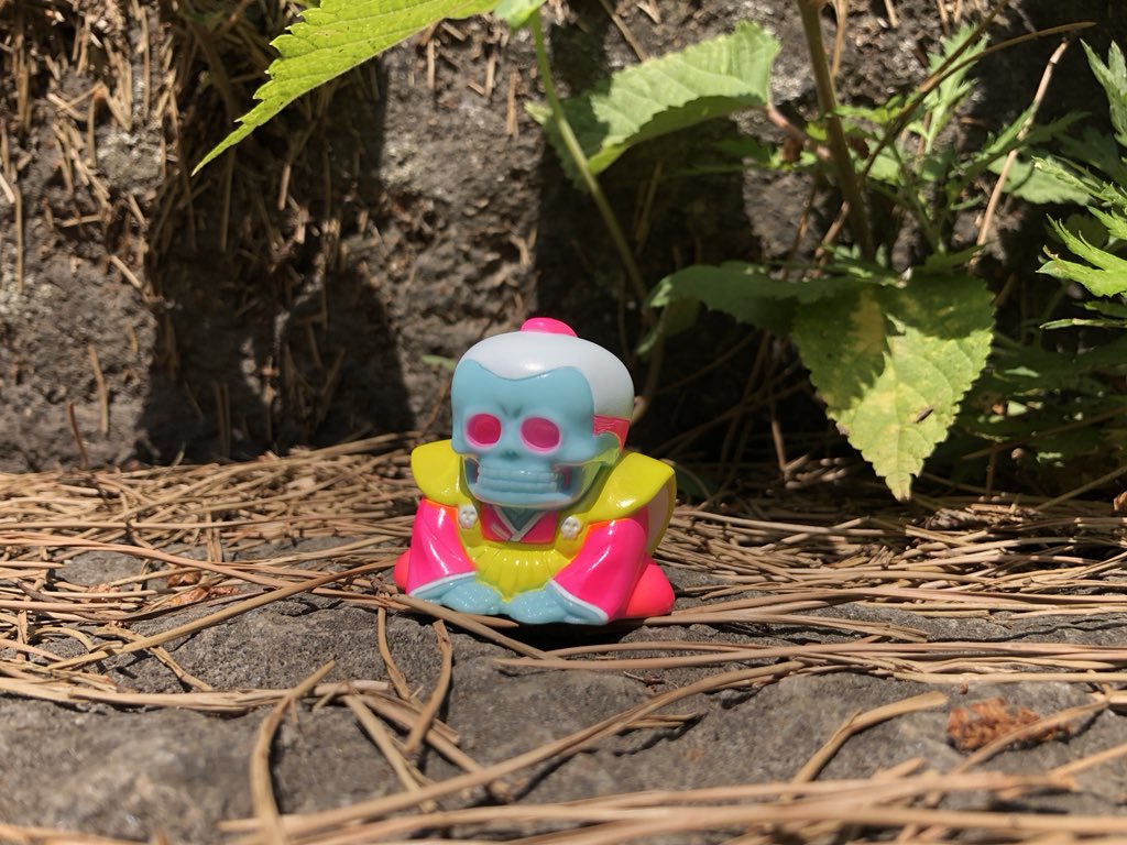 DISC_IN's tweet photo. スーフェス77
SKULL TOYS「骨助（GID BLUE）」。
会場をうろうろしてたら運良く買えた。びっくり嬉しい。ドクロザウラーと京都君が後一歩だったのが凄く悔しい、次の機会には…。キューシーちゃんとポップなカラーでお揃い。 #skulltoys #骸骨商會 #骨助 #sf77 https://t.co/U0ClnVRZD7
