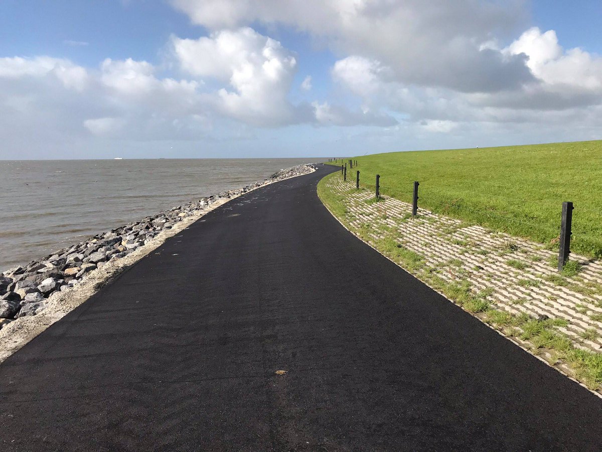 Aanstaande woensdag, donderdag en vrijdag worden er slijtlagen aangebracht op de dijk. Daarom zijn er gedeeltes van de binnen- en buitendijkse weg tijdelijk afgesloten. Omdat de locatie steeds verandert staan er verkeersregelaars om u van een alternatieve route te voorzien.