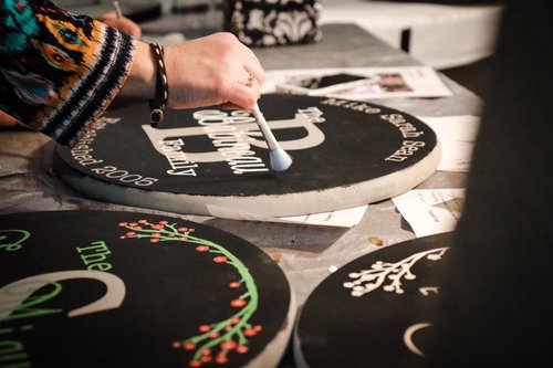 FireflyBrewing's tweet photo. Ticket sales close on May 2 for our Words on Wood night next week. Don't forget to sign up before 5pm on May 2nd so that you can create your masterpiece! Follow the link to be sure you can join us: https://t.co/a40cThMSIe
#wordsonwood #signparty #madeinCT https://t.co/lpxzoeZU74