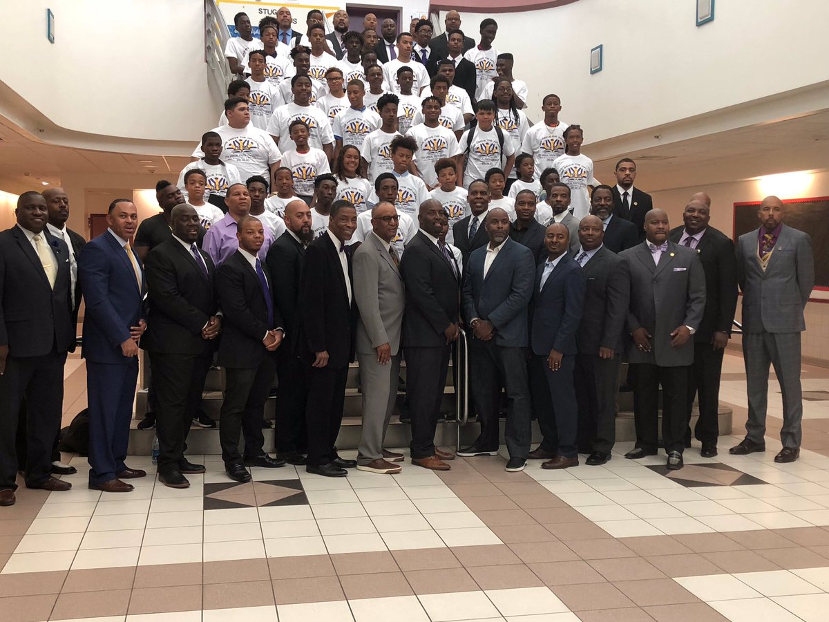 OYLAUSA's tweet photo. Thank you men of Omega who came out to empower AZ youth. LATI 2018 was a success. #OYLA212 #MERITMINDSET #LATI2018 @byronhurt @LClarkRoss @MBK_Alliance @ThabitiBoone https://t.co/eYnSpfVK5F