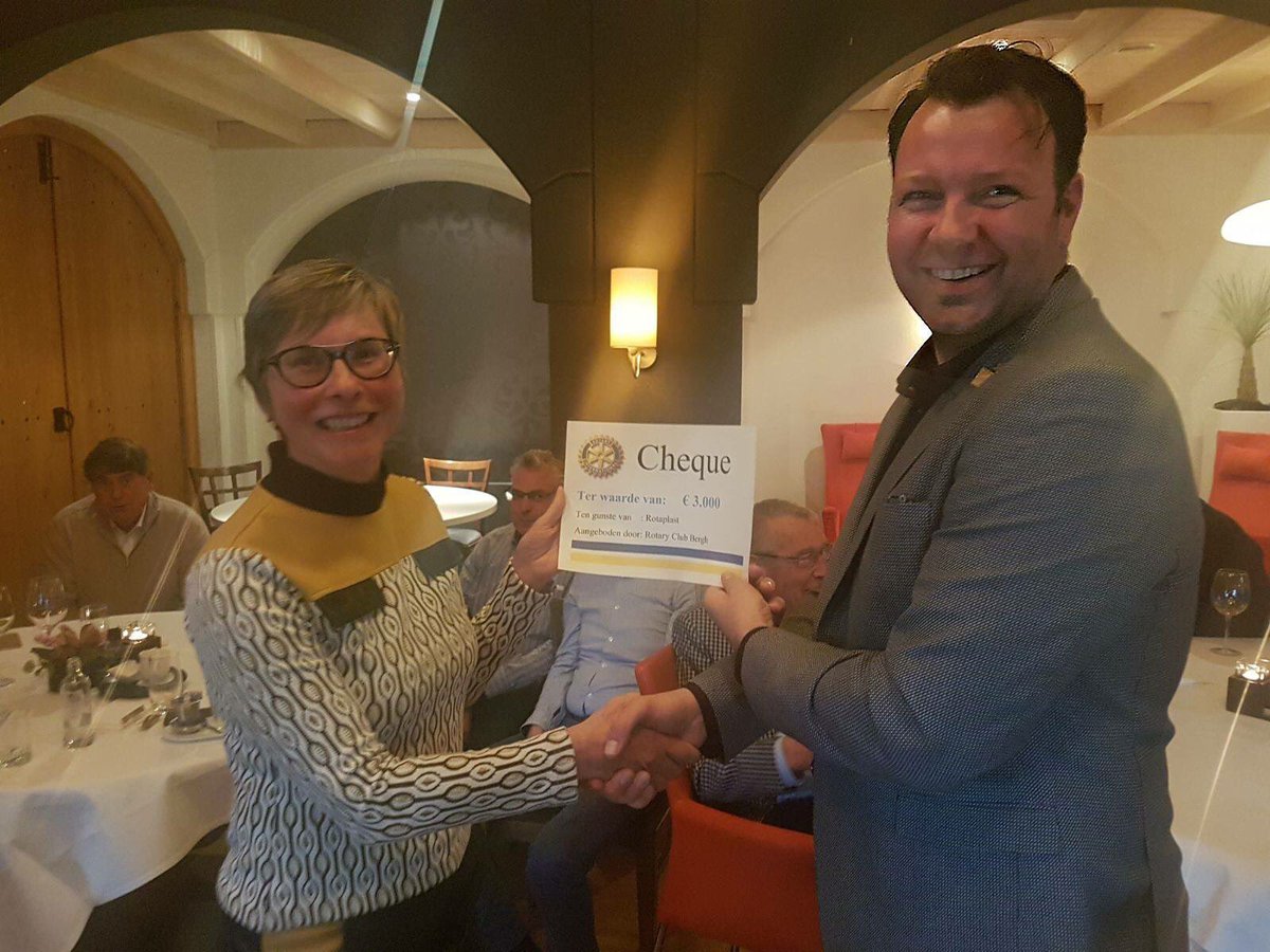 Na de presentatie van ons werk, ontvingen wij van de enthousiaste Rotary Club Bergh een cheque van €3.000,-. Fantastisch dat we daarmee weer kinderen kunnen helpen in een volgende missie. Bedankt!
