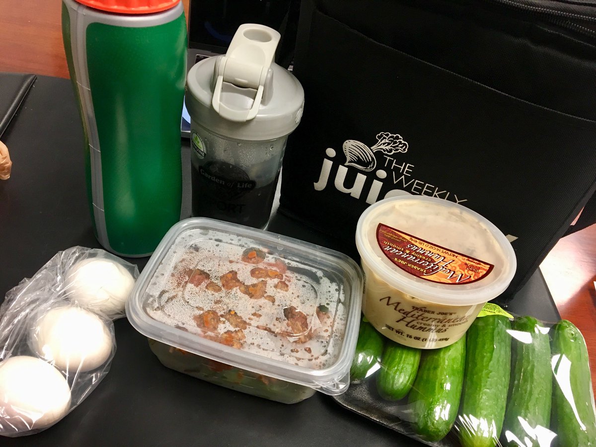 food2win's tweet photo. Ever wonder what’s inside the #dietitians lunch box?!
•eggs(eat 1 whole+2 whites)
•protein shake (choc whey +coffee)
•5oz ground turkey + 1c green beans
• cucumbers+hummus (crunch snack!)
• Bottle of aminos
#EatRight #LunchBox #FoodPlan #LeanGoals https://t.co/q7ksJMAtoJ