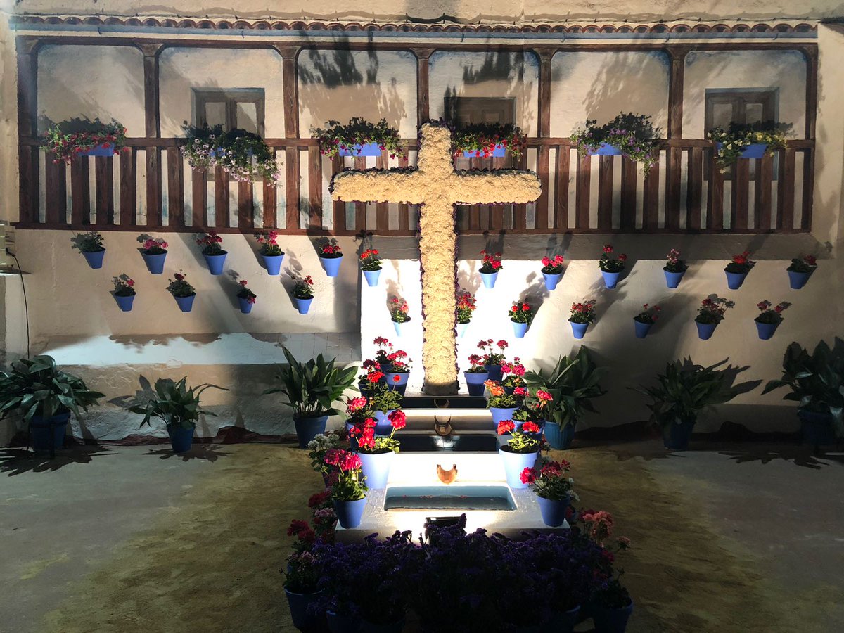 Esta noche música en directo. 
Hoy actuación de Remedios Castro, concursante de 'La Voz' y 'Se llama Copla. En <a href="/ALCAZARVIEJO/">AVV ALCAZAR VIEJO</a> te esperamos  <a href="/Hdadtransito/">Hdad del Tránsito</a> @Hdadpasioncord   con todo preparado. #CordobaEsp #crucesdemayo