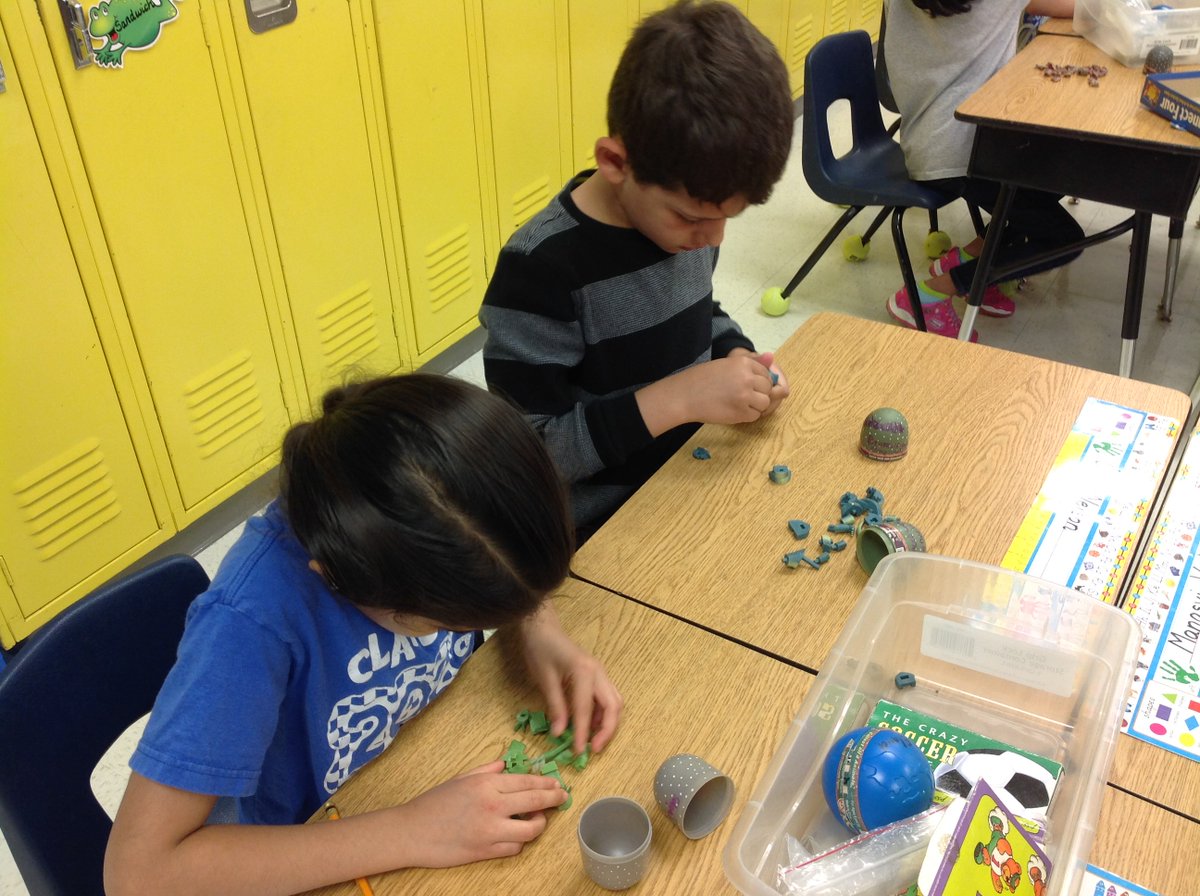 thompsonfrogs's tweet photo. Designing Dolphins using strategies to create 4D puzzles and play games@Donald_ES#firstgradeproblemsolvers https://t.co/jbeh660Tfe