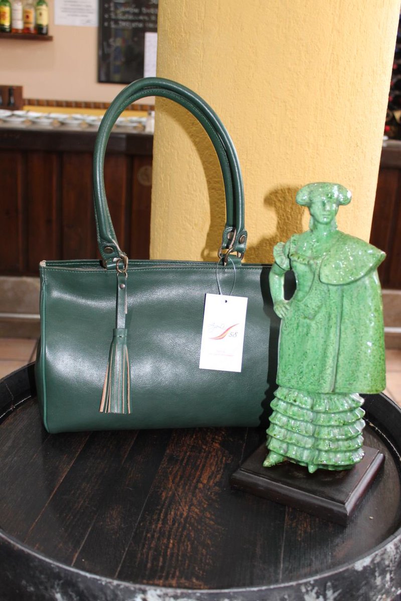 Tú madre se merece lo mejor, y en Ajoli 58 lo tenemos. Porque ser madre significa desconocer que existe la distancia, el imposible, el obstáculo. Porque ser madre significa estar presente en el corazón del hijo esté donde esté. ☘️💝 ¡FELIZ DÍA DE LA MADRE!✨💝