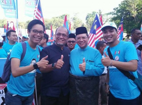msiadecides's tweet photo. #PUSINGAN 2: @saifuddinabd  LAWAN @Tantawi100 KE #INDERAMAHKOTA 

Mereka berlawan pada 2013 merebut kerusi #Temerloh di mana Nasrudin daripada #PAS menang dengan majoriti 1,070 undi.

Dapatkan berita terkini #PRU14 #GE14 di #MalaysiaDecides: https://t.co/VEOmQPAL2k https://t.co/xqrTAHAIpQ