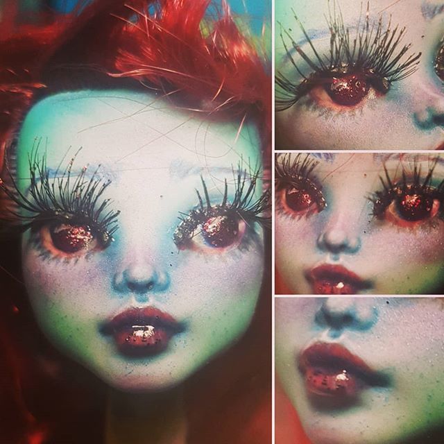 ChesshireGryn's tweet photo. "Shiraz" face up is done... next the body and outfit. Her hair is also a hot mess, so that's also on the list.
.
#monsterhighcustom #mhdoll #monsterhigh #frankiestein #dolls #dollmods #newmonsterhigh #conceptart #conceptsketch #shiraz #customdolls #custoโฆ https://t.co/55Qy1TYzPD https://t.co/7cd63BLwRF