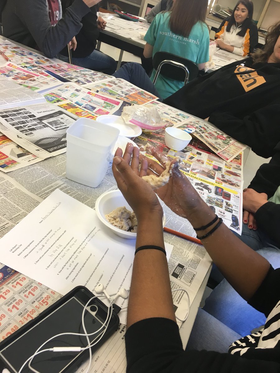 ECrewsArt's tweet photo. Art I experimenting with science and math to make play dough! Art materials can be homemade! #messyartroom #sjhsart #Sjhstrojans https://t.co/w4dHSSkCF2