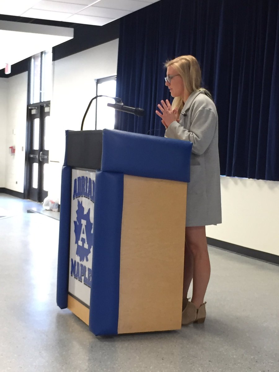 Former U-M swimmer and former Maple captain Jennifer Wagley speaks on leadership at our annual Captain's Breakfast!  #GoMaples