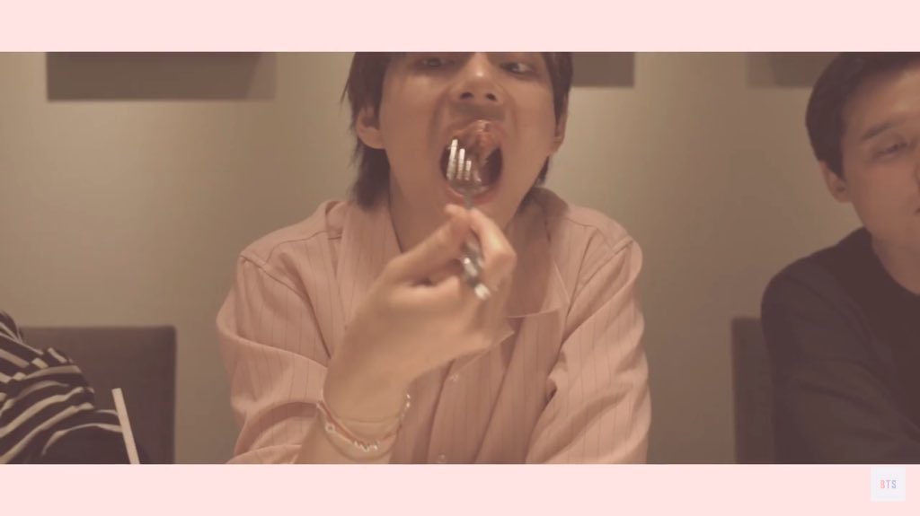 taeswIuv's tweet photo. him go: nom nom nom nom https://t.co/IfEUGS4Ovw