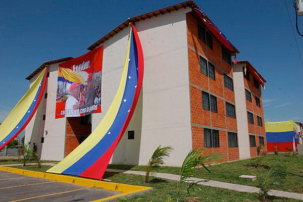 GobTrujillo's tweet photo. El 30 de abril de 2011, el presidente Hugo Chávez anunció el nacimiento de la Gran Misión Vivienda Venezuela, política pública destinada a saldar la deuda en materia habitacional heredada de la IV República
#VenezuelaProductivaYPróspera https://t.co/CoPnOp2f6c