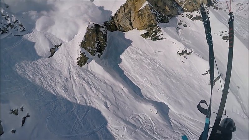 Watch a parachuting skier take flight moments before an avalanche buries him alive trib.al/dUeZvA6