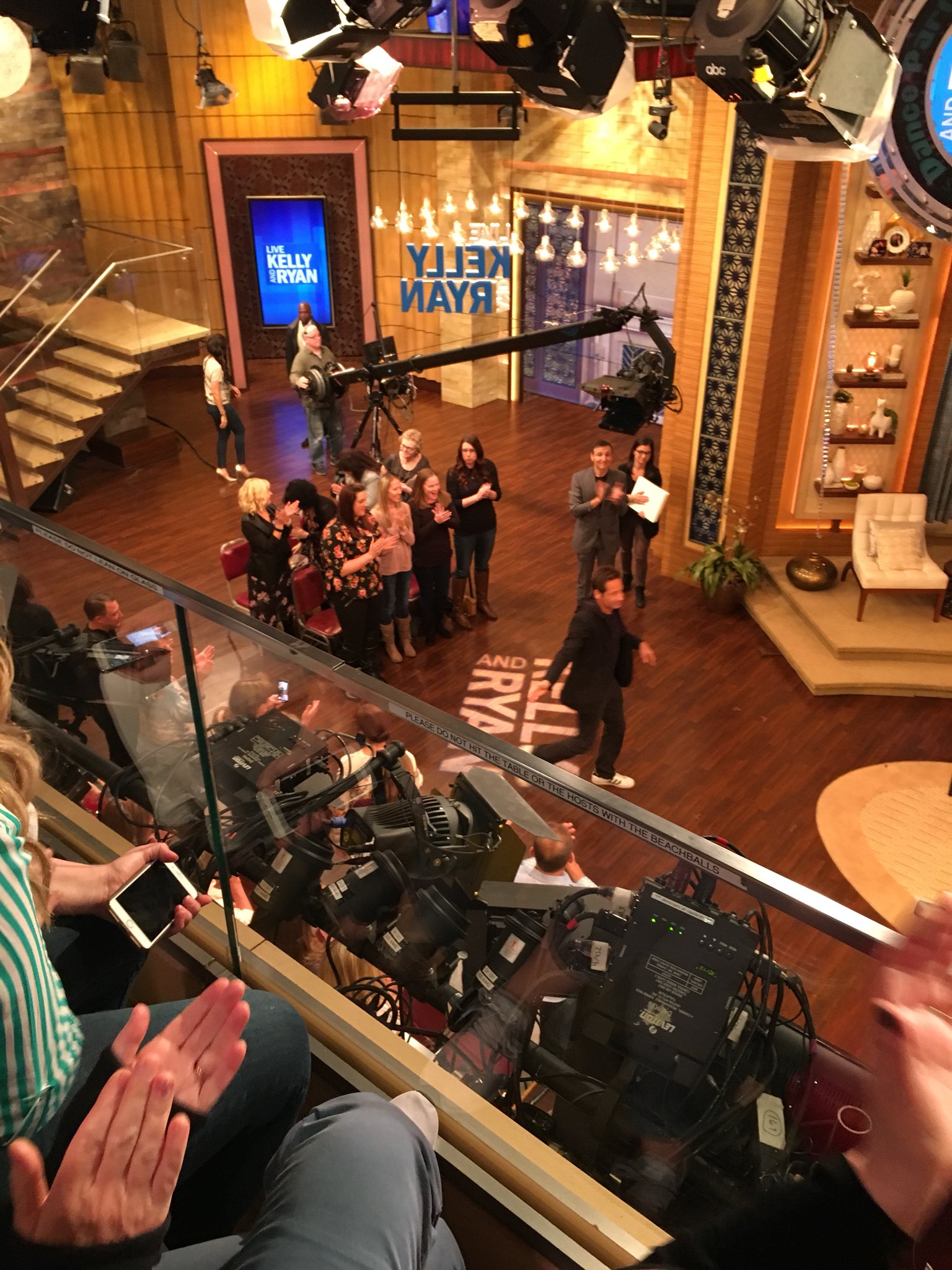 2018/04/30 - David on Live with Kelly and Ryan DcCOYgbWkAEo-3d