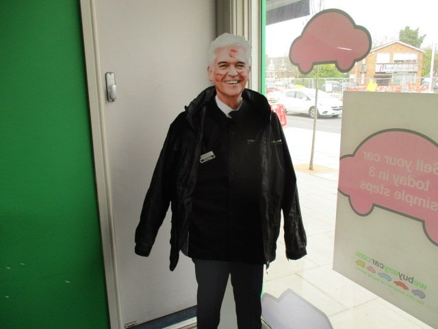 webuyanycar's tweet photo. When he's not cuddling cute kittens, you can find Phil sporting his delightful @webuyanycar uniform in our Romford branch. Suits you, sir! π #SoSchofield https://t.co/rApWeCTaTj