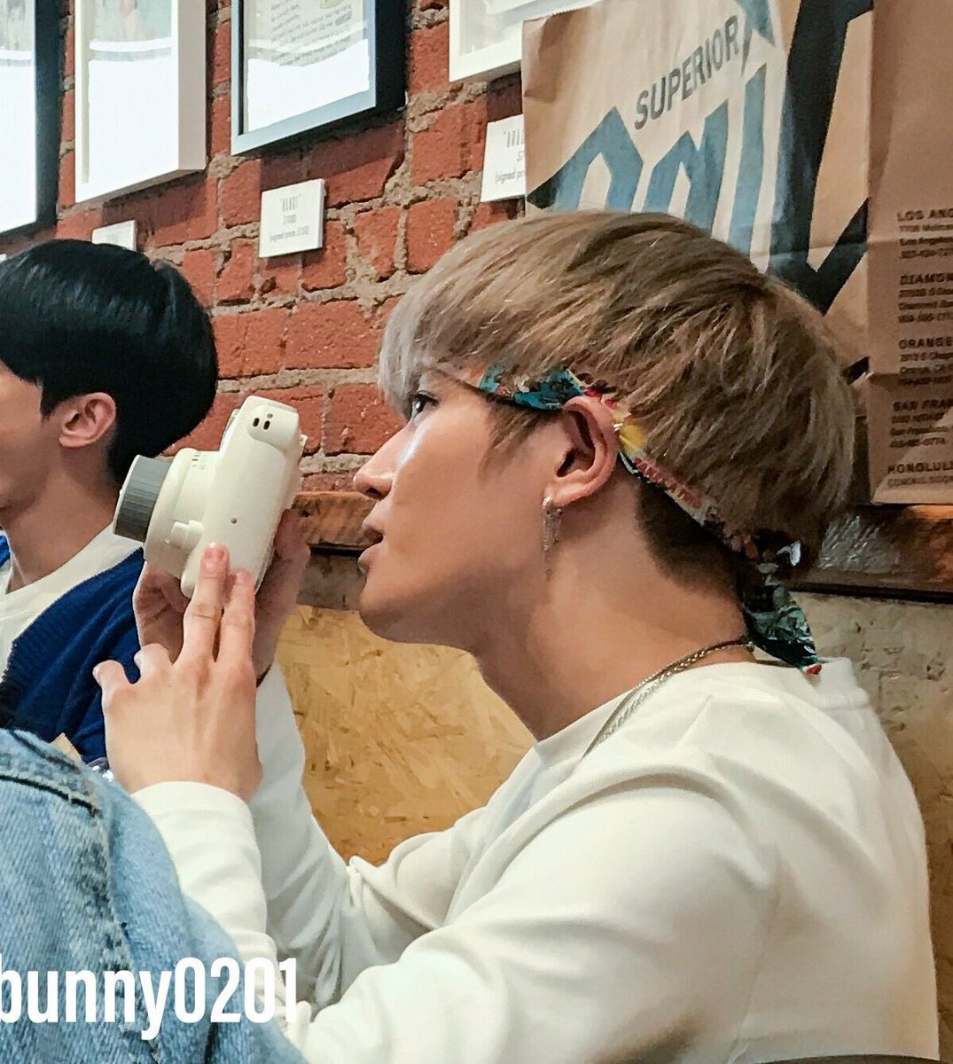 simplytaeyong's tweet photo. Taeyong wore one of the #GOEBands he bought π https://t.co/XTEuQBVToX