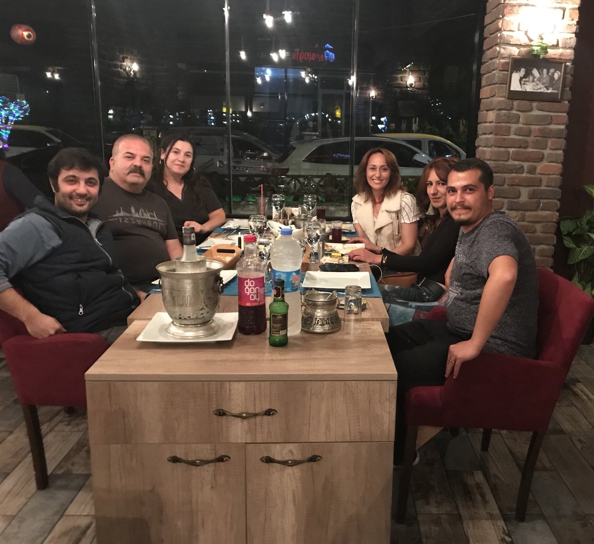 beyogluRstrnt's tweet photo. Dün gece Beyoğlu’nda keyifle ağırladığımız #MeydanSahne ekibi bu akşam #VaySenMisinBenOlan Adlı oyun ile Diyarbakır Devlet Tiyatrosunda https://t.co/ylJgke7ML7