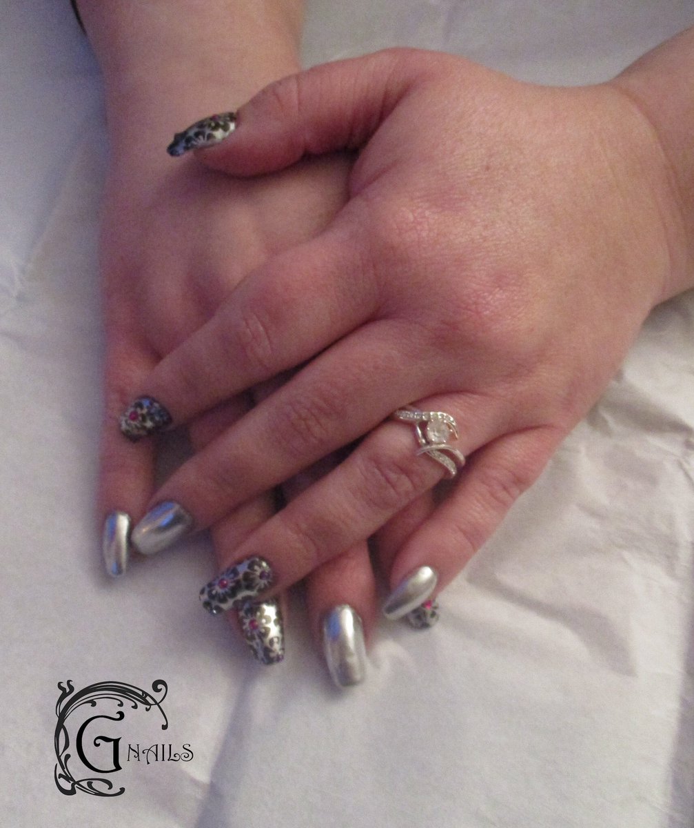 GNicheArt's tweet photo. Had fun playing with these #Chrome nails!! #GNails #OutOfThisWorldNails #Stamping #ComicConNails #ComicCon #MirrorFinish #SpaceNails #ShineBrightLikeADiamond #FlowerPower #Gems #YoungNails #AcrylicOverlay #Squoval https://t.co/jn7J57jM07