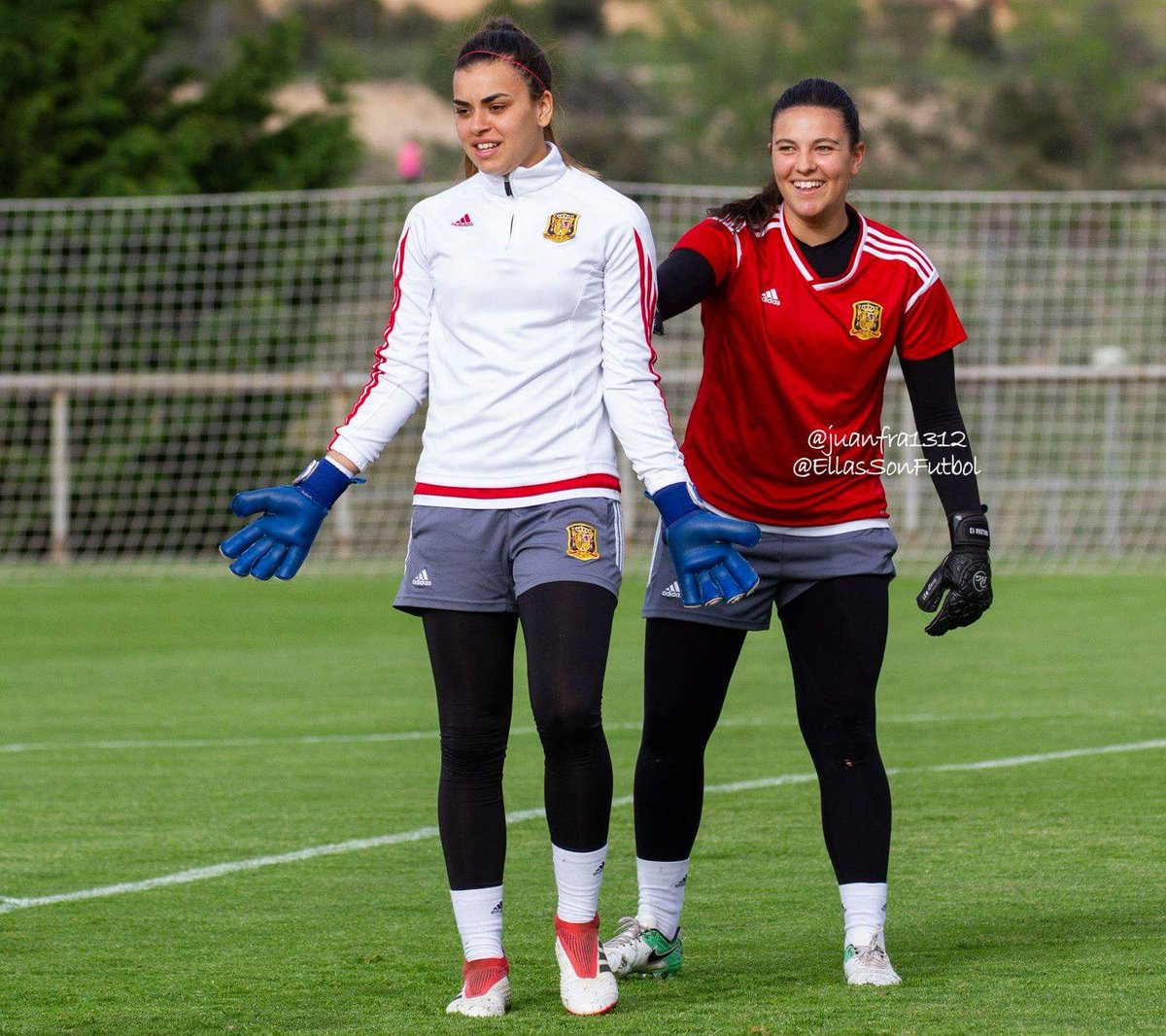 RGFemenino's tweet photo. #MariaIsabelRodriguez &amp; #MalenaMieres para la Selección Española con sus RG!!!! 😍😍😍

SNAGA BLACK 
SNAGA AQUA 

#TeamRG 
#Borntobeakeeper 
#Porteras 
#FutbolFemenino https://t.co/t9TnWK8OC3