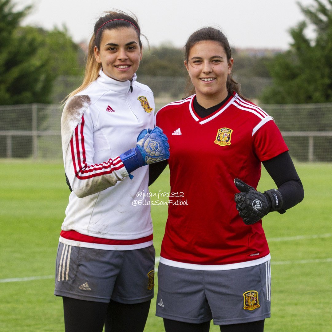 RGFemenino's tweet photo. #MariaIsabelRodriguez &amp; #MalenaMieres para la Selección Española con sus RG!!!! 😍😍😍

SNAGA BLACK 
SNAGA AQUA 

#TeamRG 
#Borntobeakeeper 
#Porteras 
#FutbolFemenino https://t.co/t9TnWK8OC3