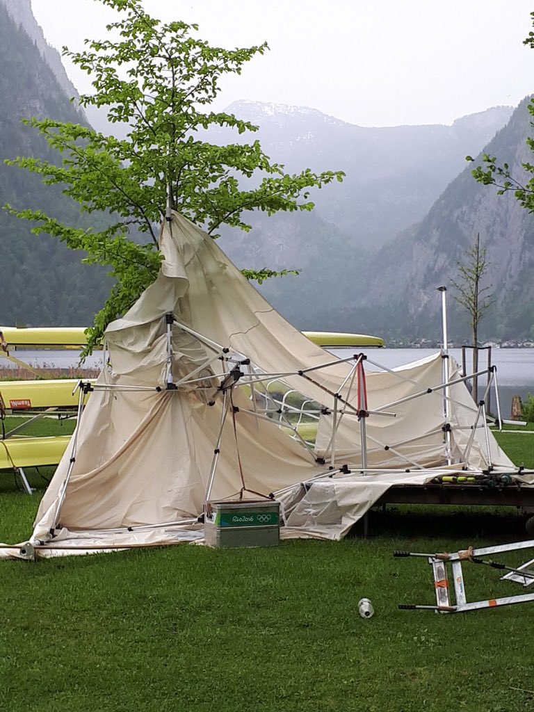 We dachten dat we afgelopen nacht alle storm wel hadden gehad. Helaas overleefde onze team tent die storm al niet. Toen we tijdens onze training rondmaakten gingen storm waarschuwings lampen rond het water weer aan! Dus trok de wind weer aan en zijn we 2 km van het vlot gezonken.