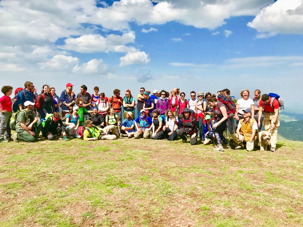 PrincipatoLandi's tweet photo. Successo di pubblico e giornata splendida sul #MonteLama, tra #Appennino #parmense e #piacentino a #Bardi. In simulazione anche gli studenti del corso #GuideAmbientaliEscursionistiche di @FormazioneParma patrocinato @GAE_AIGAE. Guida e docente della giornata @davide_e_galli https://t.co/s8qfFNjedv