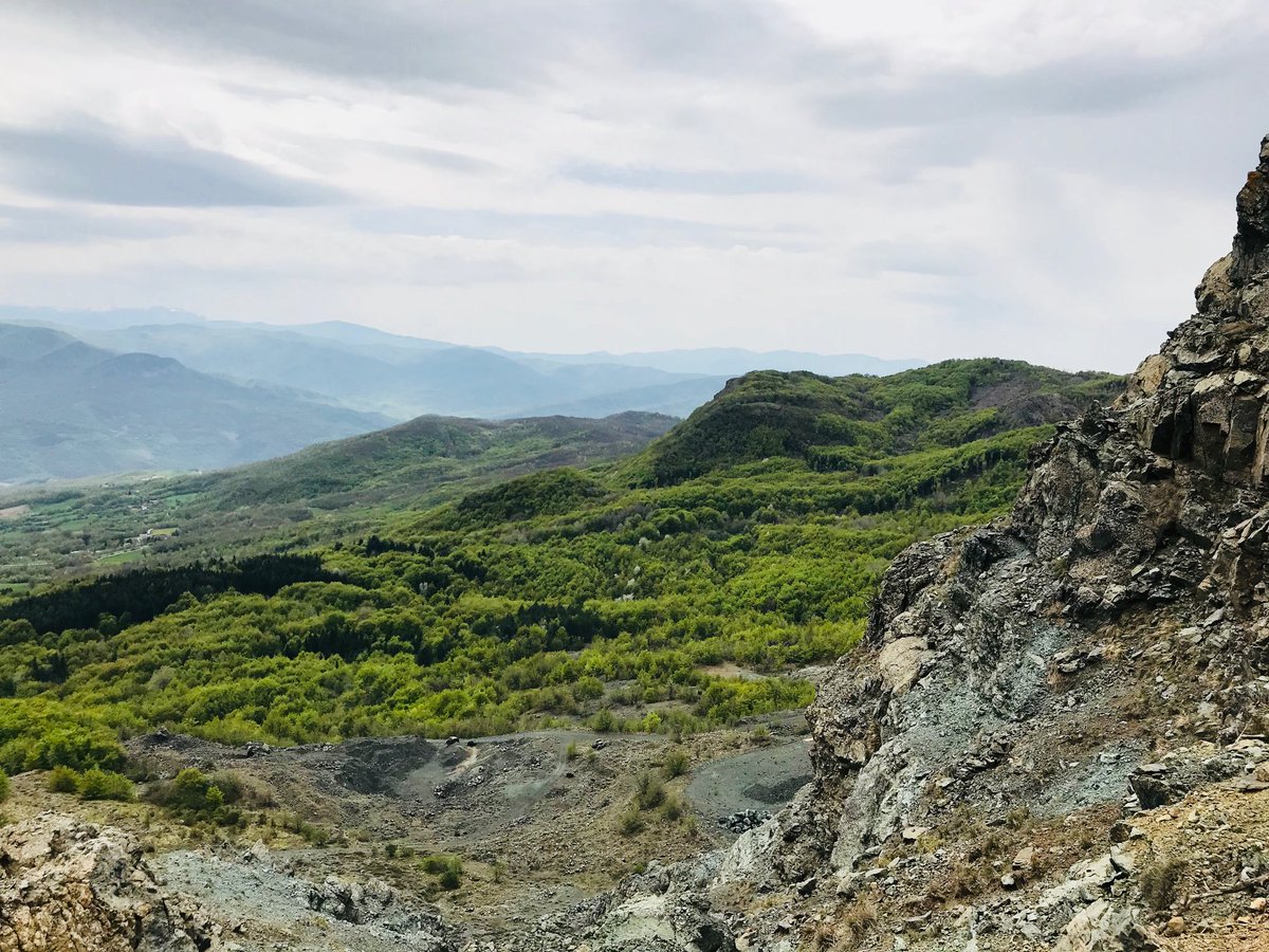 PrincipatoLandi's tweet photo. Successo di pubblico e giornata splendida sul #MonteLama, tra #Appennino #parmense e #piacentino a #Bardi. In simulazione anche gli studenti del corso #GuideAmbientaliEscursionistiche di @FormazioneParma patrocinato @GAE_AIGAE. Guida e docente della giornata @davide_e_galli https://t.co/s8qfFNjedv