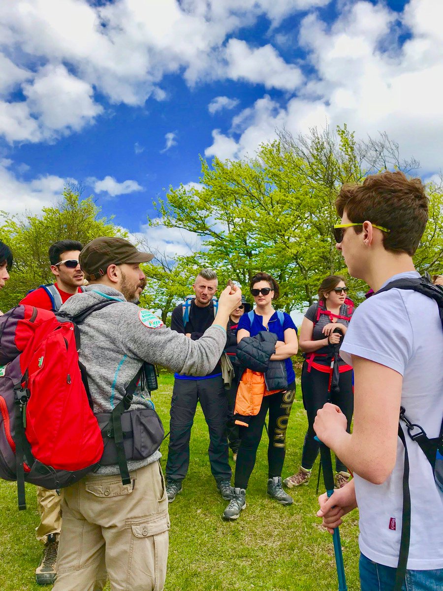 PrincipatoLandi's tweet photo. Successo di pubblico e giornata splendida sul #MonteLama, tra #Appennino #parmense e #piacentino a #Bardi. In simulazione anche gli studenti del corso #GuideAmbientaliEscursionistiche di @FormazioneParma patrocinato @GAE_AIGAE. Guida e docente della giornata @davide_e_galli https://t.co/s8qfFNjedv