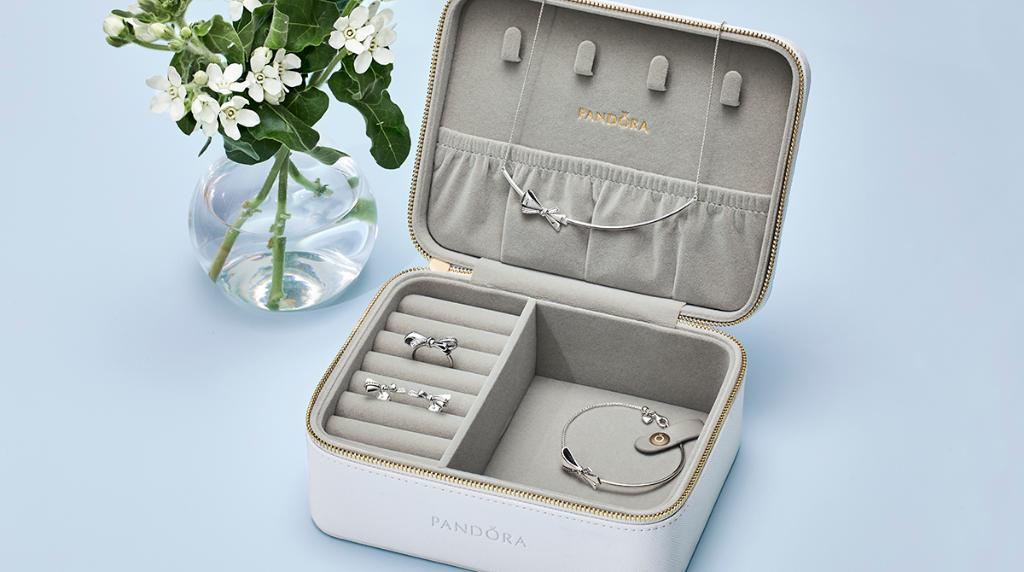 A little something just for you! Enjoy a FREE Jewelry Case with your $125 purchase. *US Only* Click for info: go.pandora.net/2qMzz4l
