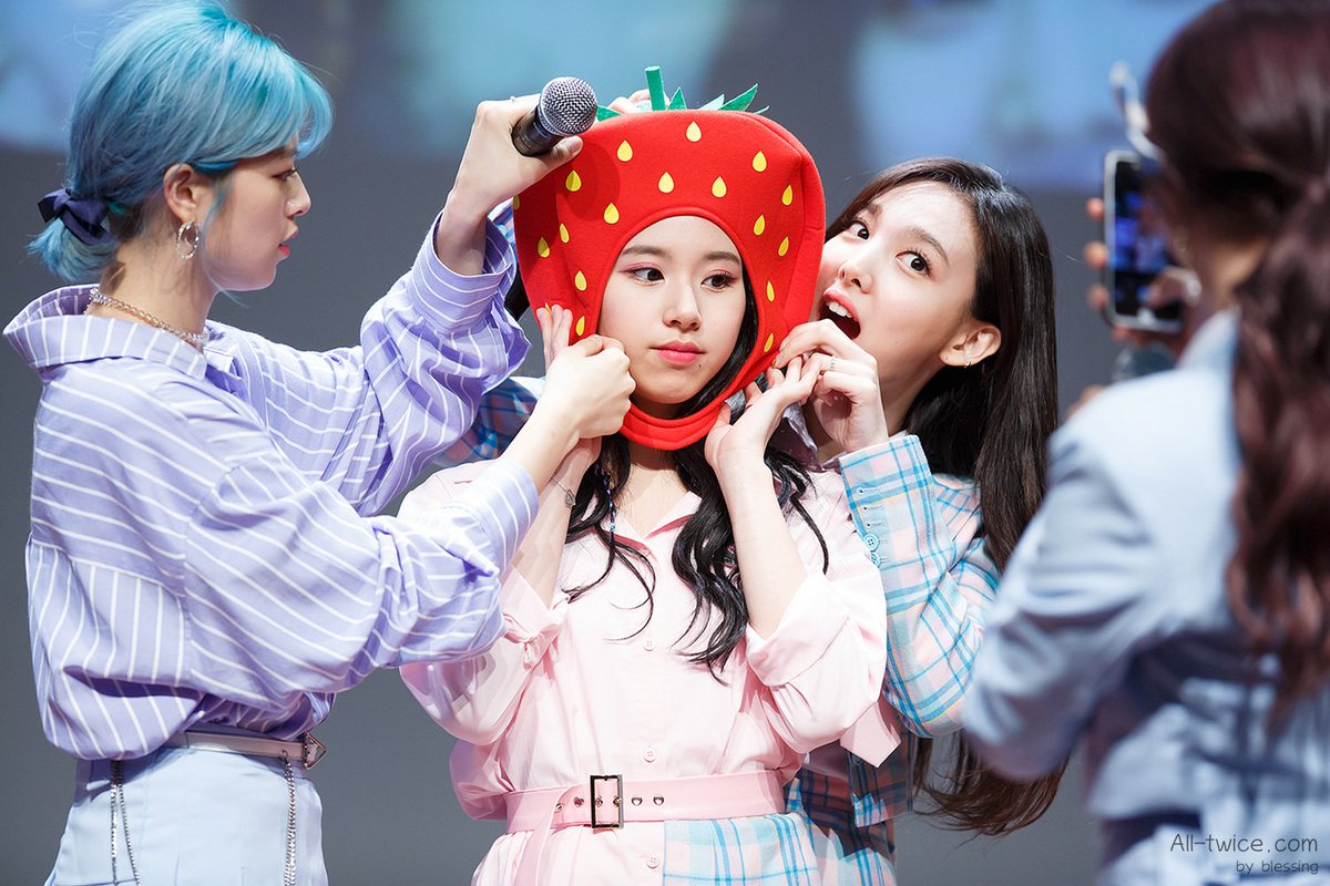 alltwicecom's tweet photo. 180428 [What is Love?] 상암 팬싸인회(2) https://t.co/YhhryZHKZW