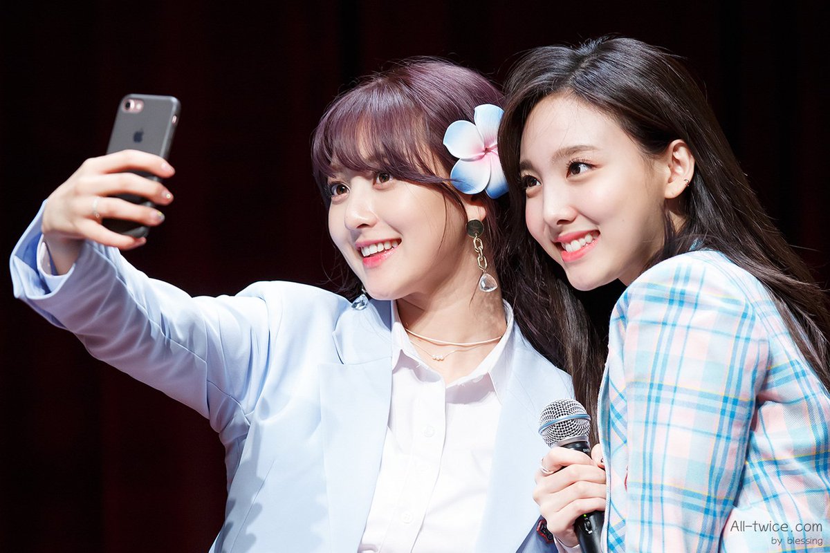 alltwicecom's tweet photo. 180428 [What is Love?] 상암 팬싸인회(2) https://t.co/YhhryZHKZW