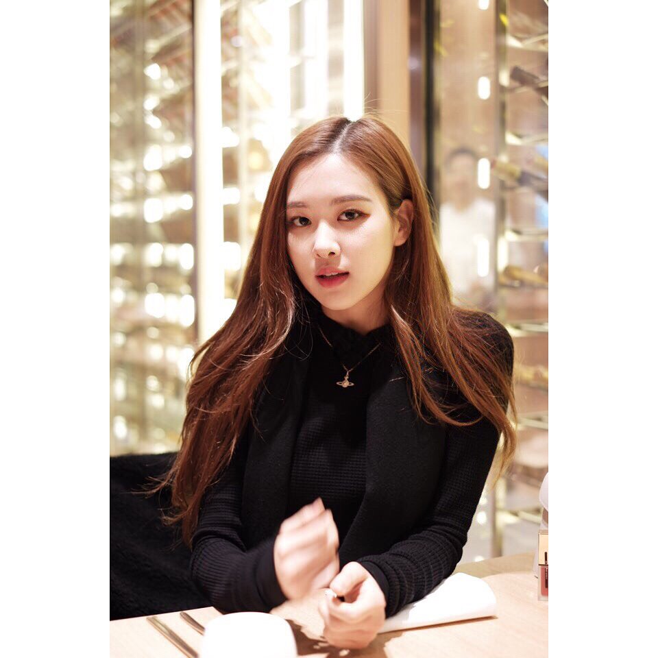 Velvetsworld's tweet photo. #BLACKPINK's wearing black in the last Instagram pics. What if it's a black concept and these are the teasers. 😩 *desperate blink mode on* #blackpinkcomeback #MAY_WILL_BE_FOR_BLACKPINK #ROSÈ #JENNIE #JISOO #LISA #BLACKconcept https://t.co/lYXtVD5dBS