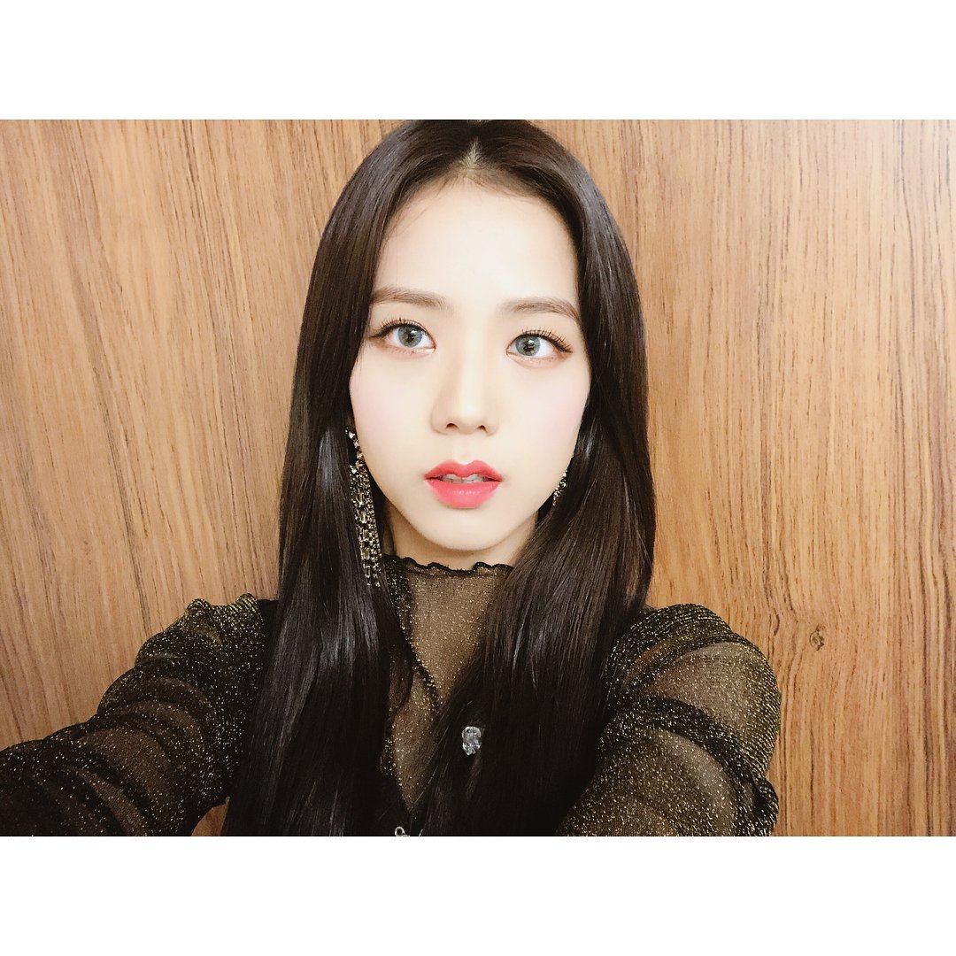 Velvetsworld's tweet photo. #BLACKPINK's wearing black in the last Instagram pics. What if it's a black concept and these are the teasers. 😩 *desperate blink mode on* #blackpinkcomeback #MAY_WILL_BE_FOR_BLACKPINK #ROSÈ #JENNIE #JISOO #LISA #BLACKconcept https://t.co/lYXtVD5dBS