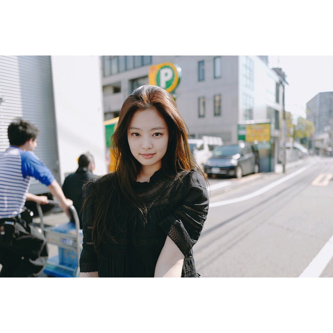Velvetsworld's tweet photo. #BLACKPINK's wearing black in the last Instagram pics. What if it's a black concept and these are the teasers. 😩 *desperate blink mode on* #blackpinkcomeback #MAY_WILL_BE_FOR_BLACKPINK #ROSÈ #JENNIE #JISOO #LISA #BLACKconcept https://t.co/lYXtVD5dBS