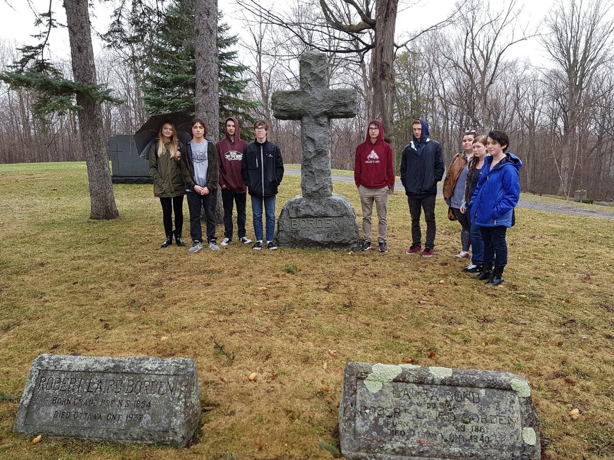 Dgtl_Historian's tweet photo. Last week (April 23-27) #DHP2018 took a class trip to Ottawa. We went on walking tours, an Indigenous walk, Rideau Hall, the National Gallery, Library and Archives Canada, and so much more. It was a phenomenal and educational trip, and all of us had a wonderful time. (📸: @Ash0r) https://t.co/aE32rUrwLx