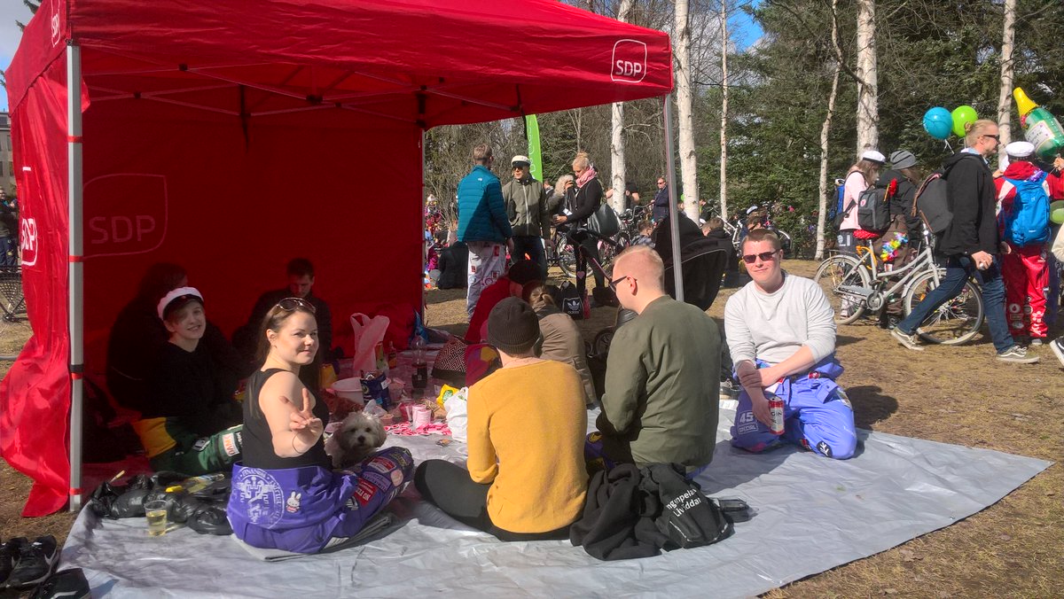NiemimakiJ's tweet photo. Hyvää vappua kaikille! OOSY & OSNO juhlistivat vappua Ainolan puistossa. #sdp #oosy #vappu https://t.co/P3ekHjFoV0