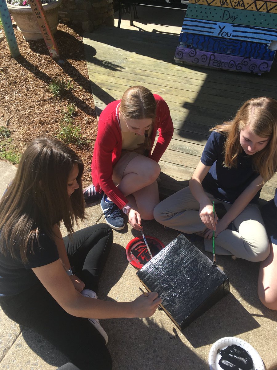 KWeidner1's tweet photo. Let the sun shine!  8th grade science students work diligently on their solar oven design projects.  #cdslearns #science https://t.co/lCSzDTOIGO