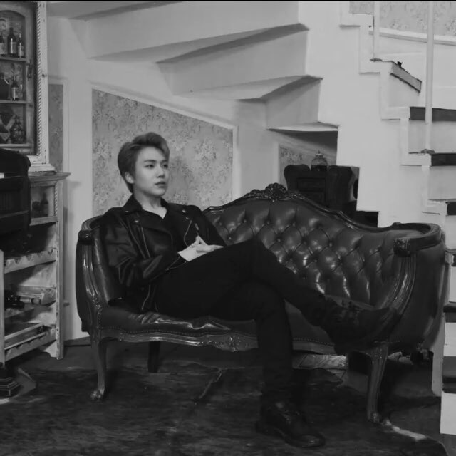 lowqualityjinho's tweet photo. ceo!jinho au where he owns an important agency, has three limousines and eats caviar every day https://t.co/5f9o23VgSY