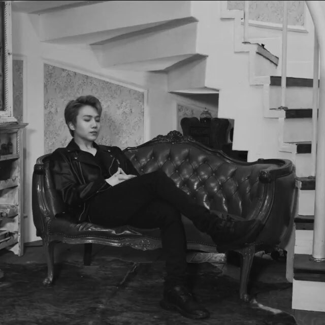 lowqualityjinho's tweet photo. ceo!jinho au where he owns an important agency, has three limousines and eats caviar every day https://t.co/5f9o23VgSY