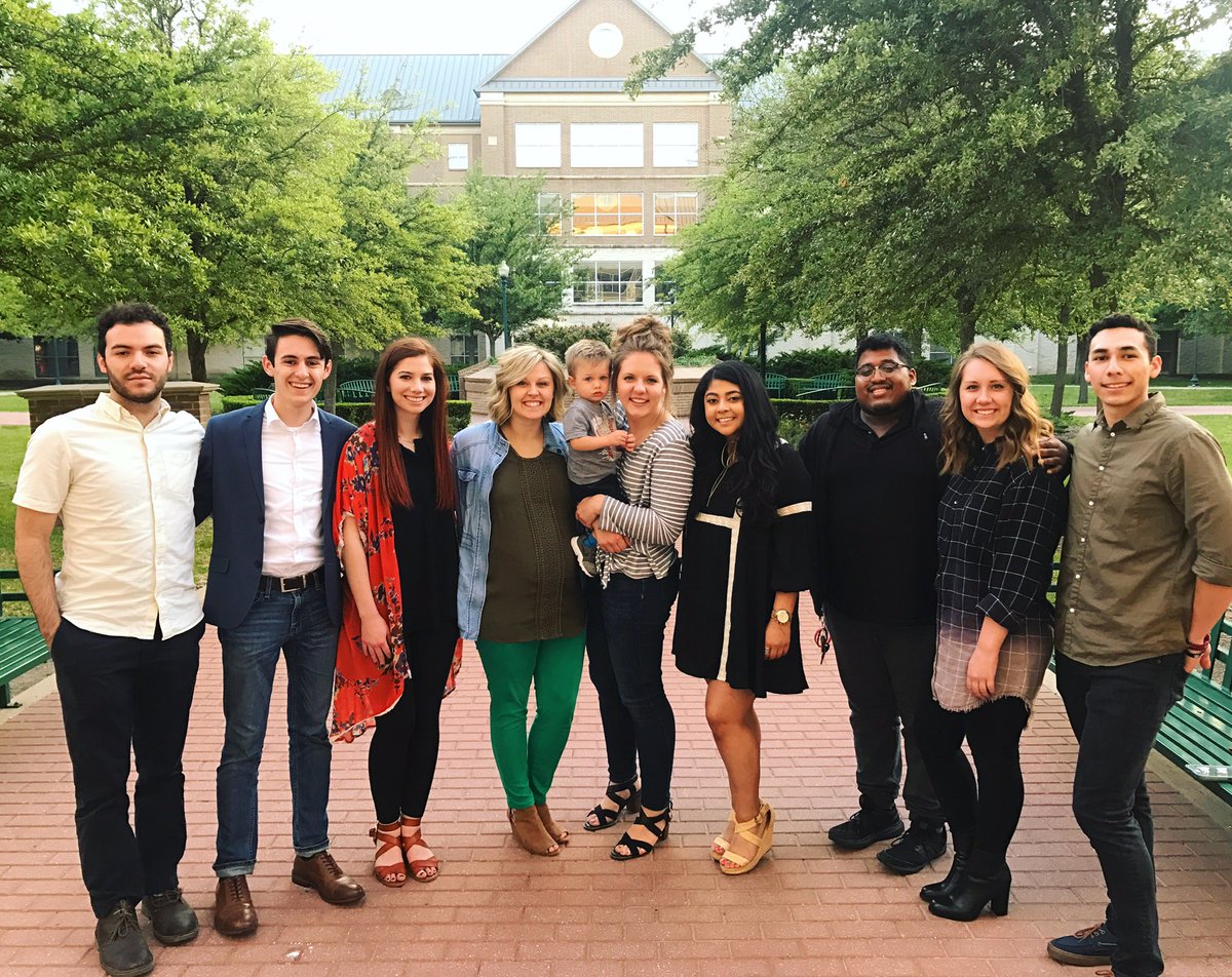 BridgesLife's tweet photo. Wave goodbye to your Spring '18 RA team!! Enjoy your summer! #BridgesForever https://t.co/IB1Giwc7ER