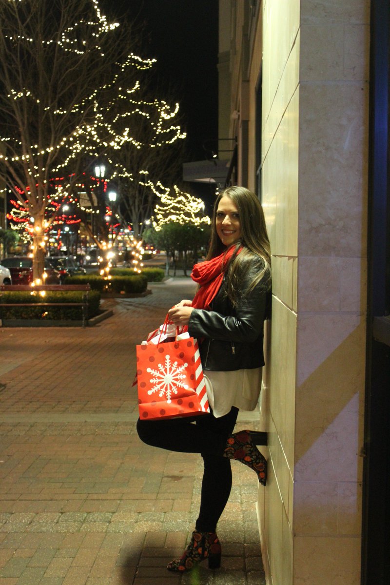SarahScoop's tweet photo. #ad It is never too early to start saving for holiday shopping! I love being able to spoil my loved ones during the giving season. I save a little every month for my holiday budget thanks to @SunTrust tips https://t.co/Gzrq0b1zeK #FinancialConfidenceMonth #onUp https://t.co/uHhim90Y5T