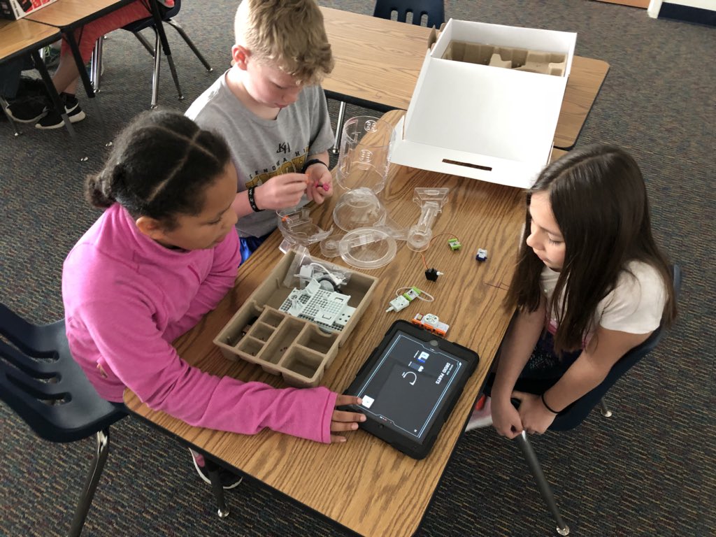 DeliaBush's tweet photo. 5th grade is taking on the Droid for #inventioncycle #ilovemyjob #stem #collaboration @KenowaHills @KHCentralElem @littleBits https://t.co/NS9EKinFTG