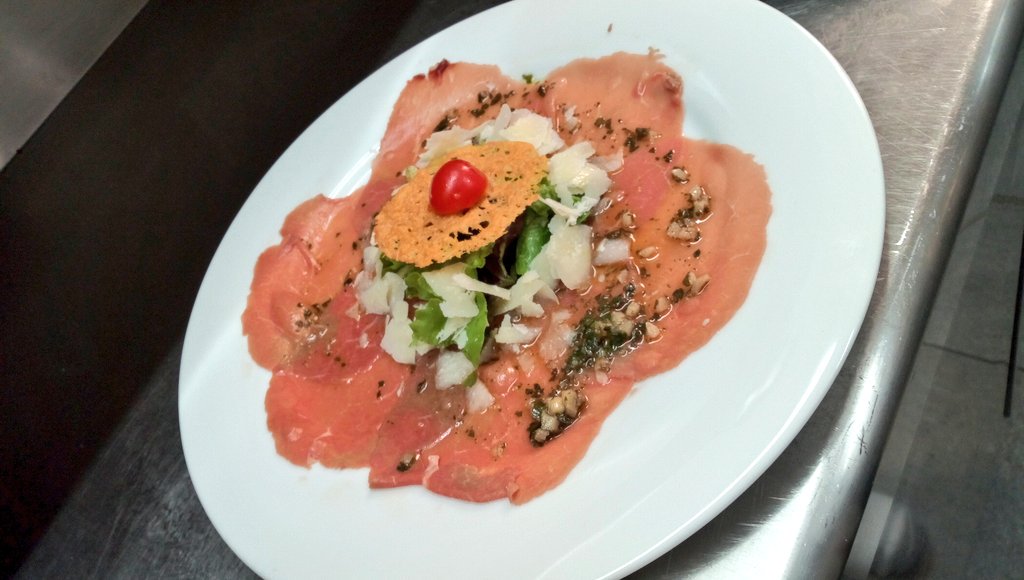 CMMoustaphaSarr's tweet photo. #carpacciodeboeuf #carpaccio #carpaccioboeuf #tuileparmesan #copeauxdeparmesan #salade #restaurant #latableducuré #France #rocamadour #toulouse #lekkrek #jenelacherien #cuisine #chef #cuisinier #food #foodporn #gastronomie #topchef #photodujour #platdujour #sénégal #dakar #kebetu https://t.co/DowkFhMorV