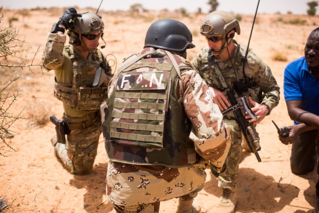 SETAF_Africa's tweet photo. While members from @USArmyAfrica and African land force chiefs met at #ALFS18 in Nigeria, the @INGuardsman and Nigerien armed forces trained together during the multinational exercise #Flintlock18. Great work Indiana @NationalGuard! #SPP #partnership https://t.co/fBMe3yhyUO https://t.co/1xgV9K6JLy