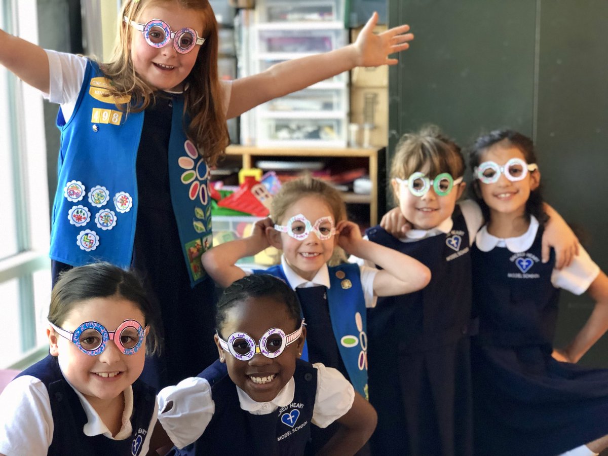NicoleHubbs1's tweet photo. Learning the vowel pattern “oo” level 1 made looking glasses to signify the sound and to help remember that the oo can sound like “look” fun engaging word work ideas. #learninginlevel1 #shmsbears https://t.co/FLiWRywSKb