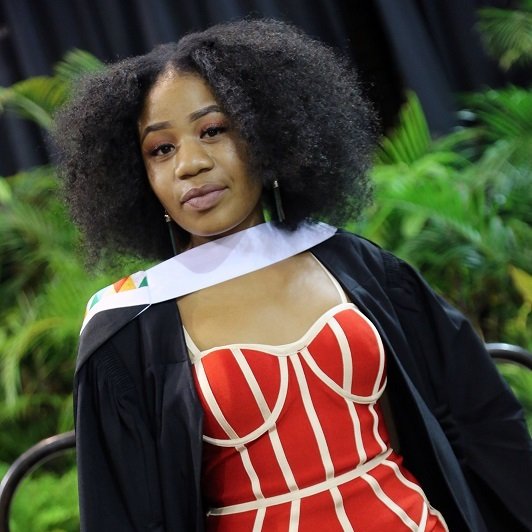 UKZN's tweet photo. Ms Akhona Sikutshwa was awarded her Medical Sciences degree summa cum laude from the School of Laboratory Medicine and Medical Science. 

Read more: https://t.co/6fmbk3AgcE 
#UKZNgrad2018 https://t.co/S3c8Y1ydg1