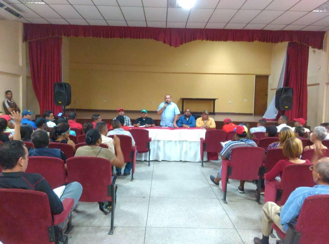 dipcarlosf99's tweet photo. Buen día compatriotas seguir organizando la victoria del hijo de Chávez el 20M @NicolasMaduro hoy desde el Mcpio Ezequiel Zamora, la organización y movilización son la garantía de la contundente victoria revolucionaria #PuebloPresidente @yelitzePSUV_ @PartidoPSUV @dcabellor https://t.co/sQ9RMZzBtK
