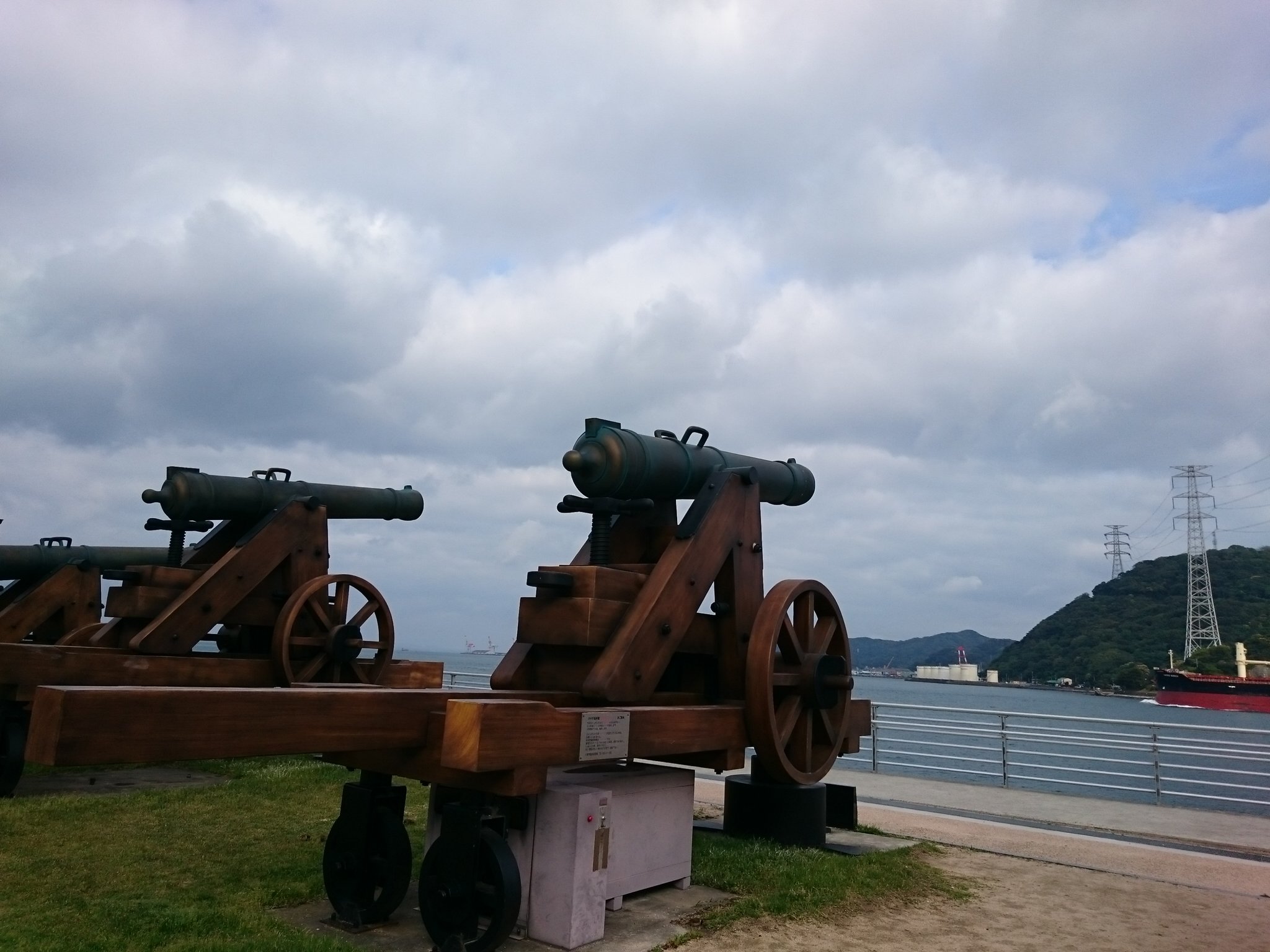 Sachikosaeki ひとり旅して 長州砲のレプリカ 関門海峡の最も狭まった場所にあって幕末に長州藩が外国船に砲撃した砲台跡がありました 下関戦争でも使われたとも 下関 みもすそ川公園 長州砲 T Co If2tepp4jy Twitter